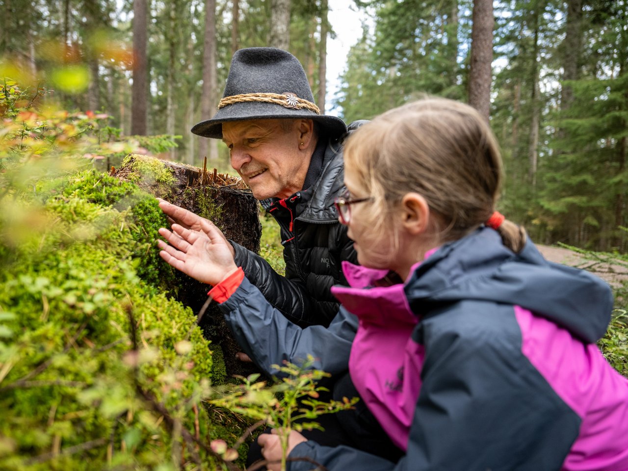 Opa und Enkelin entdecken die Natur 