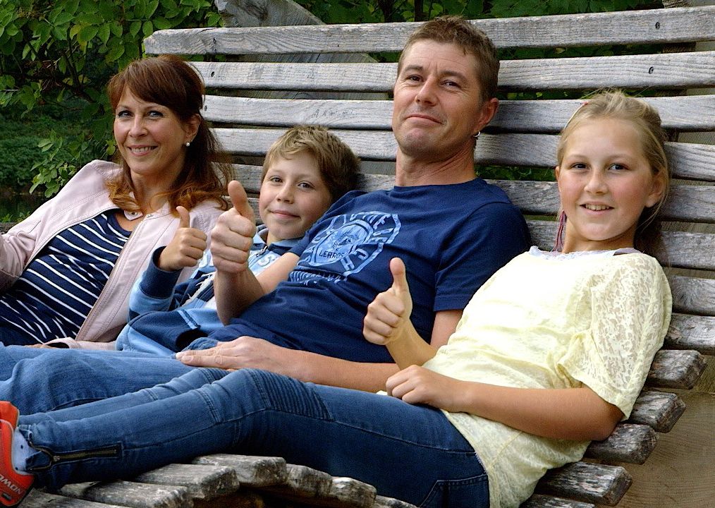 Familie auf einer riesigen Bank am Talsee in Unterkirnach
