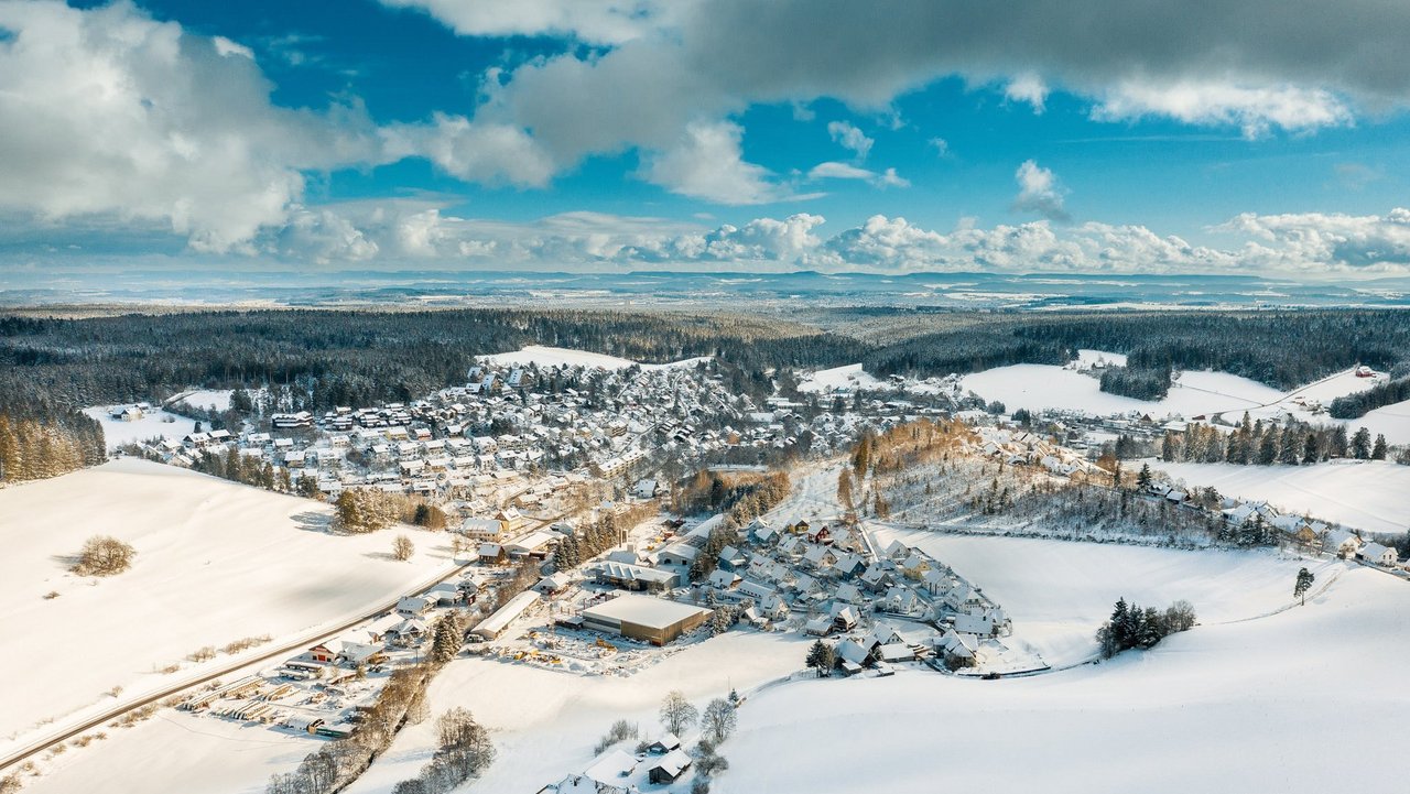 Luftaufnahme der Gemeinde Unterkirnach im Winter