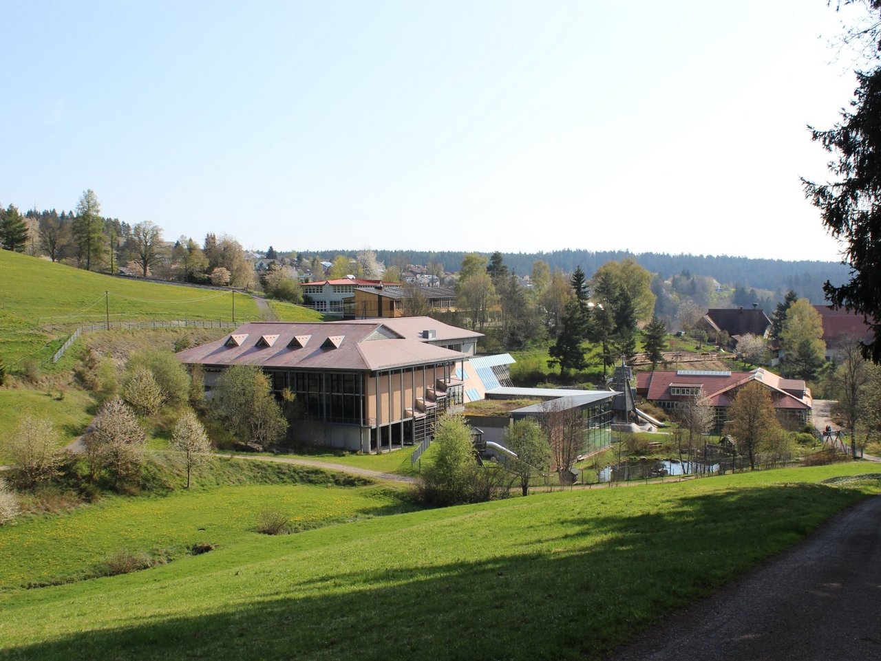 Schlossberg mit Blick auf das Hallenbad und die Spielscheune