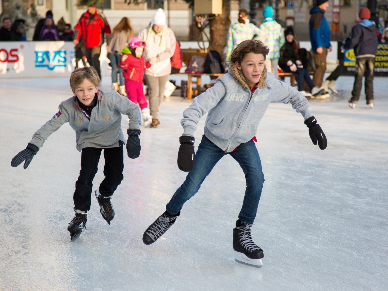 Kinder beim Eislaufen 